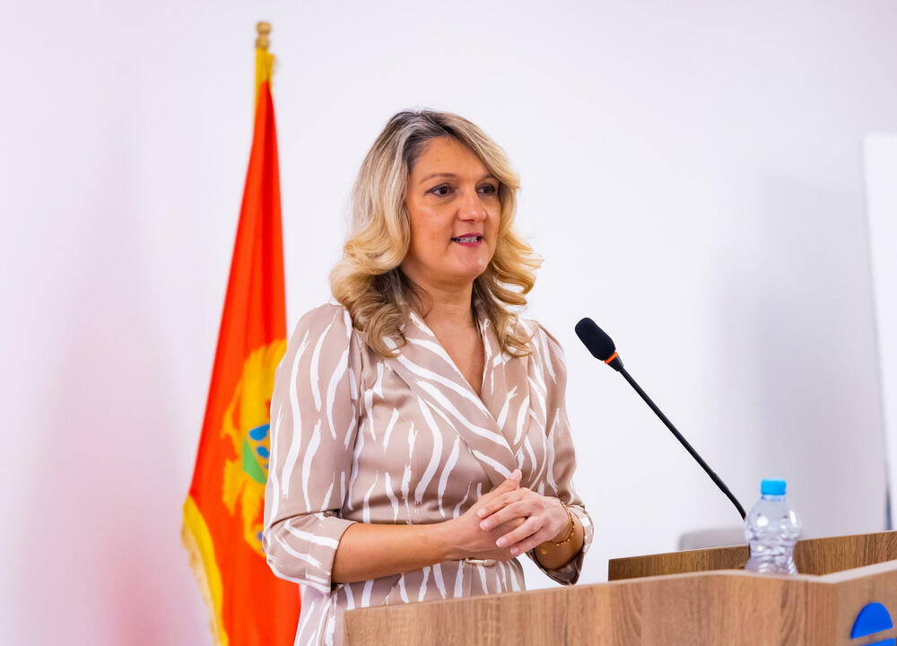 <p>Iz Asocijacije liderki Crne Gore (ALCG) je saopšteno da je u njihovoj organizaciji na Ekonomskom fakultetu u Podgorici održana edukativna radionica "Stil ostavlja utisak", posvećena poslovnom protokolu i stilu kao ključnim elementima savremenog liderstva</p>