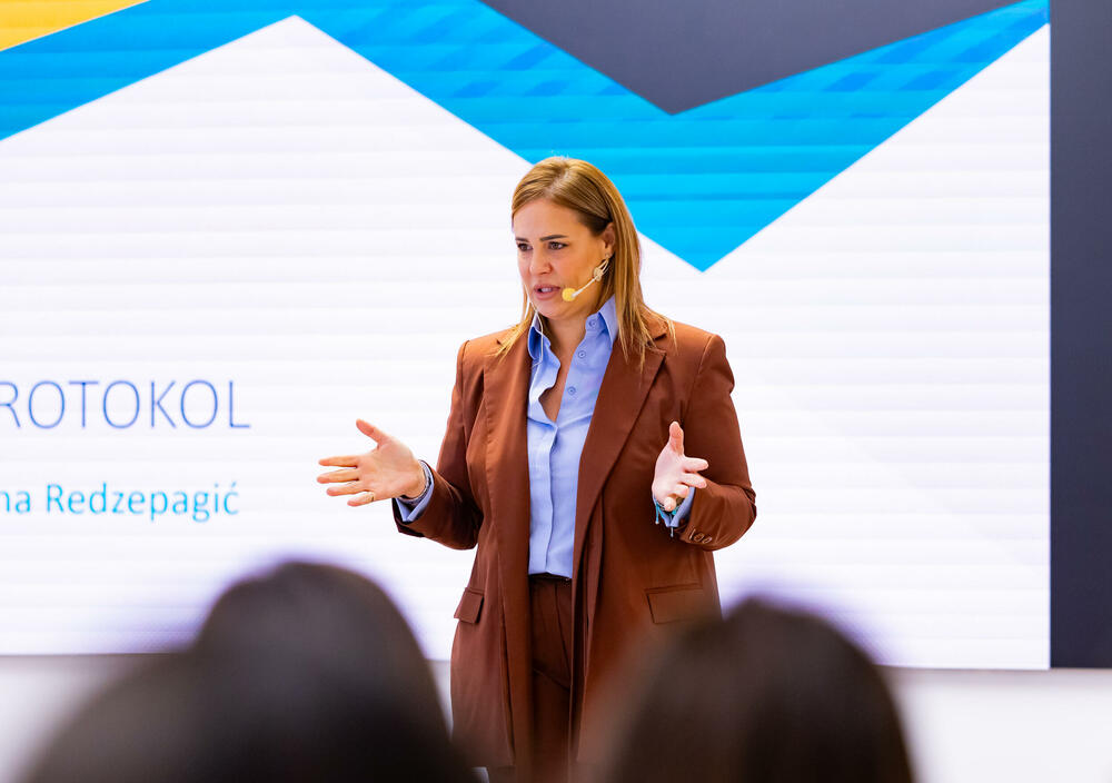 <p>Iz Asocijacije liderki Crne Gore (ALCG) je saopšteno da je u njihovoj organizaciji na Ekonomskom fakultetu u Podgorici održana edukativna radionica "Stil ostavlja utisak", posvećena poslovnom protokolu i stilu kao ključnim elementima savremenog liderstva</p>