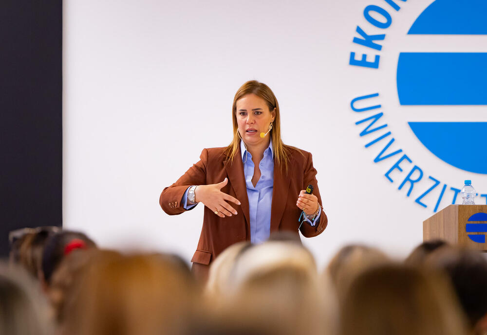 <p>Iz Asocijacije liderki Crne Gore (ALCG) je saopšteno da je u njihovoj organizaciji na Ekonomskom fakultetu u Podgorici održana edukativna radionica "Stil ostavlja utisak", posvećena poslovnom protokolu i stilu kao ključnim elementima savremenog liderstva</p>