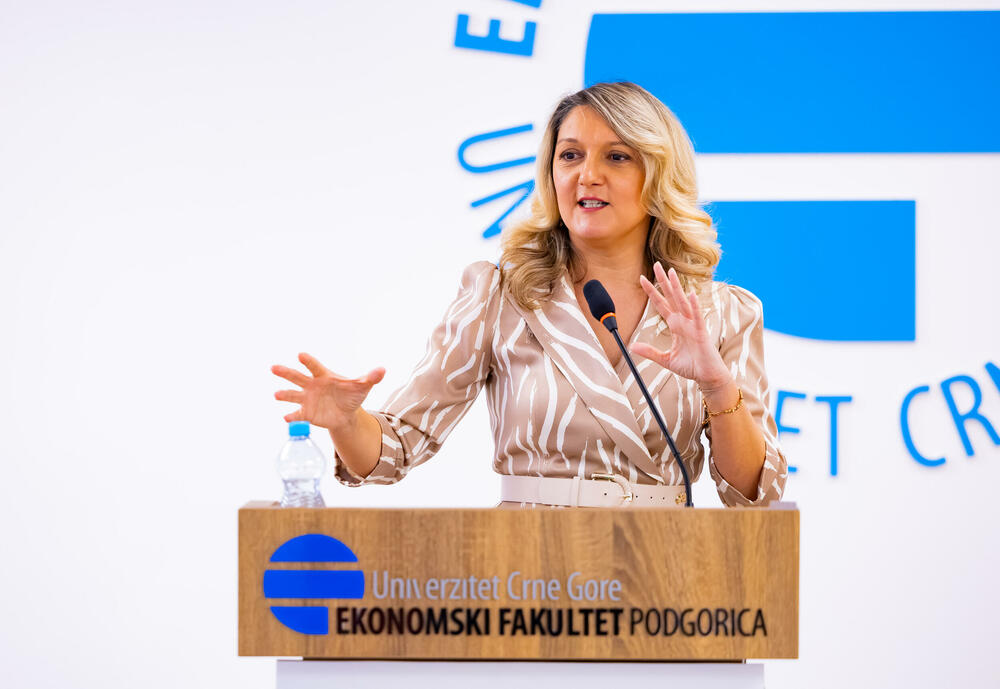 <p>Iz Asocijacije liderki Crne Gore (ALCG) je saopšteno da je u njihovoj organizaciji na Ekonomskom fakultetu u Podgorici održana edukativna radionica "Stil ostavlja utisak", posvećena poslovnom protokolu i stilu kao ključnim elementima savremenog liderstva</p>