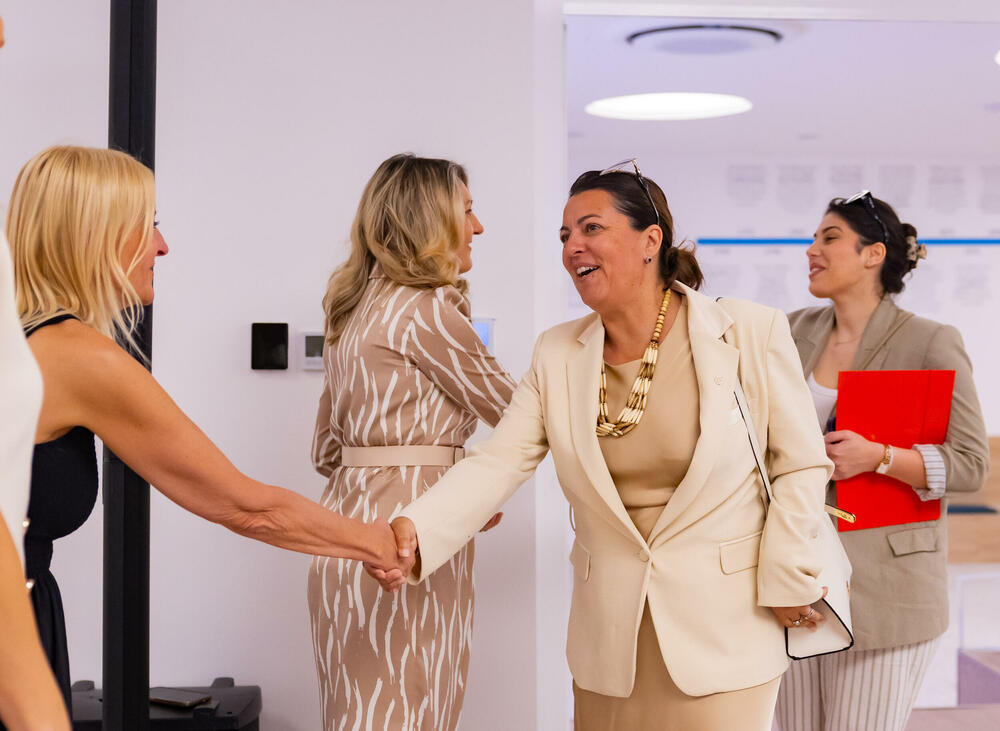 <p>Iz Asocijacije liderki Crne Gore (ALCG) je saopšteno da je u njihovoj organizaciji na Ekonomskom fakultetu u Podgorici održana edukativna radionica "Stil ostavlja utisak", posvećena poslovnom protokolu i stilu kao ključnim elementima savremenog liderstva</p>