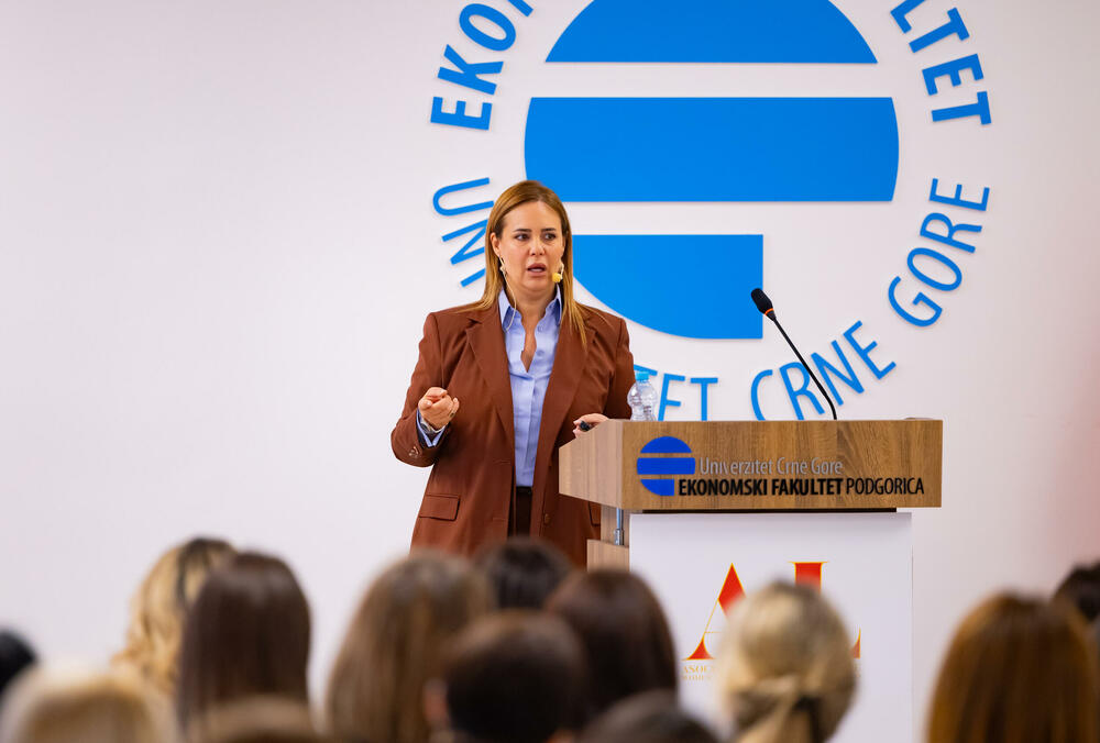 <p>Iz Asocijacije liderki Crne Gore (ALCG) je saopšteno da je u njihovoj organizaciji na Ekonomskom fakultetu u Podgorici održana edukativna radionica "Stil ostavlja utisak", posvećena poslovnom protokolu i stilu kao ključnim elementima savremenog liderstva</p>