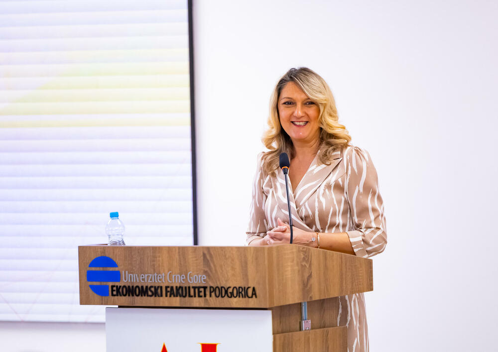 <p>Iz Asocijacije liderki Crne Gore (ALCG) je saopšteno da je u njihovoj organizaciji na Ekonomskom fakultetu u Podgorici održana edukativna radionica "Stil ostavlja utisak", posvećena poslovnom protokolu i stilu kao ključnim elementima savremenog liderstva</p>