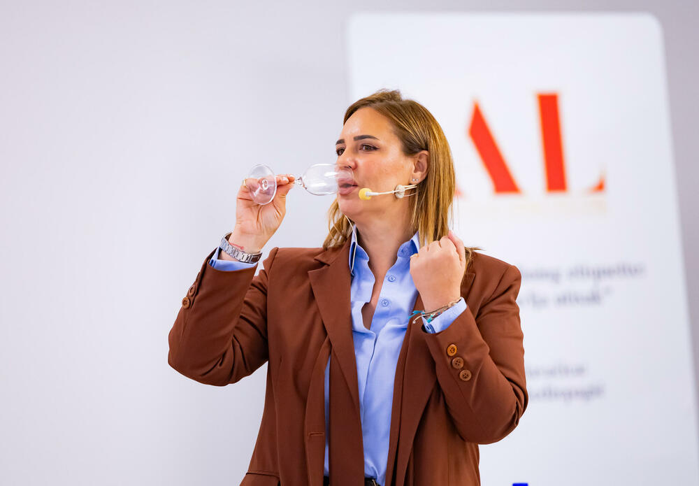 <p>Iz Asocijacije liderki Crne Gore (ALCG) je saopšteno da je u njihovoj organizaciji na Ekonomskom fakultetu u Podgorici održana edukativna radionica "Stil ostavlja utisak", posvećena poslovnom protokolu i stilu kao ključnim elementima savremenog liderstva</p>