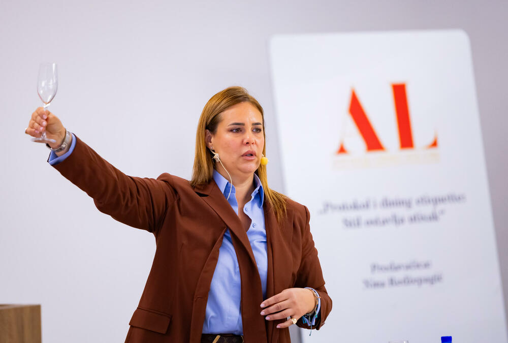 <p>Iz Asocijacije liderki Crne Gore (ALCG) je saopšteno da je u njihovoj organizaciji na Ekonomskom fakultetu u Podgorici održana edukativna radionica "Stil ostavlja utisak", posvećena poslovnom protokolu i stilu kao ključnim elementima savremenog liderstva</p>