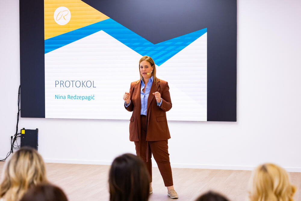 <p>Iz Asocijacije liderki Crne Gore (ALCG) je saopšteno da je u njihovoj organizaciji na Ekonomskom fakultetu u Podgorici održana edukativna radionica "Stil ostavlja utisak", posvećena poslovnom protokolu i stilu kao ključnim elementima savremenog liderstva</p>