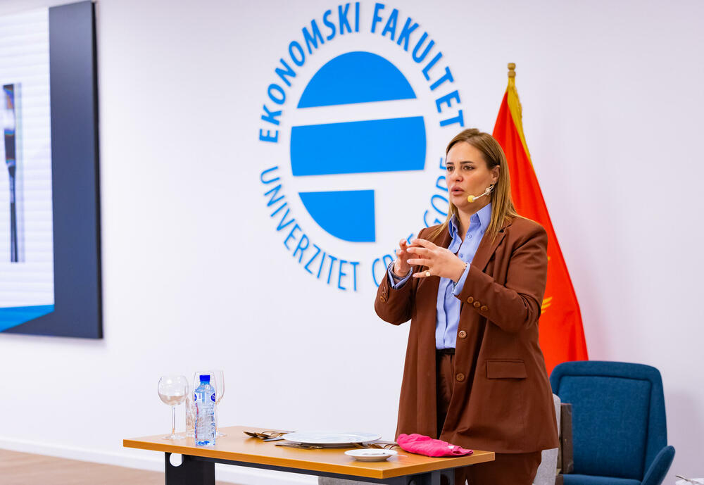 <p>Iz Asocijacije liderki Crne Gore (ALCG) je saopšteno da je u njihovoj organizaciji na Ekonomskom fakultetu u Podgorici održana edukativna radionica "Stil ostavlja utisak", posvećena poslovnom protokolu i stilu kao ključnim elementima savremenog liderstva</p>