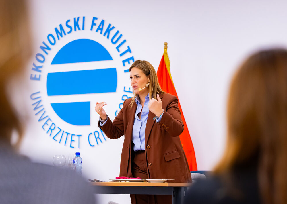 <p>Iz Asocijacije liderki Crne Gore (ALCG) je saopšteno da je u njihovoj organizaciji na Ekonomskom fakultetu u Podgorici održana edukativna radionica "Stil ostavlja utisak", posvećena poslovnom protokolu i stilu kao ključnim elementima savremenog liderstva</p>