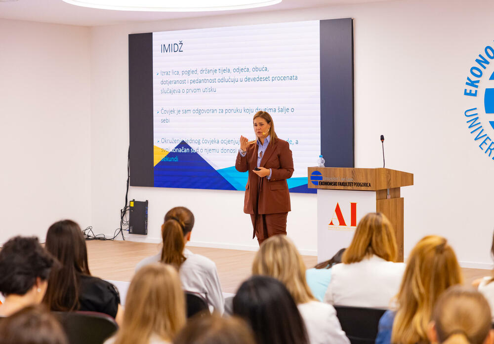 <p>Iz Asocijacije liderki Crne Gore (ALCG) je saopšteno da je u njihovoj organizaciji na Ekonomskom fakultetu u Podgorici održana edukativna radionica "Stil ostavlja utisak", posvećena poslovnom protokolu i stilu kao ključnim elementima savremenog liderstva</p>