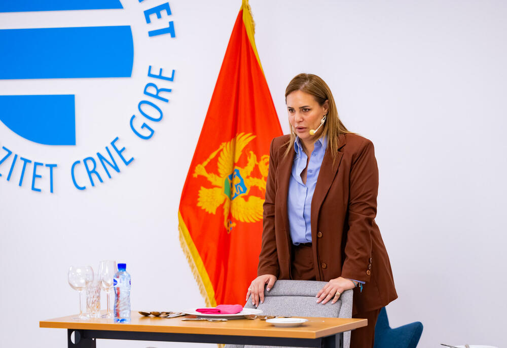 <p>Iz Asocijacije liderki Crne Gore (ALCG) je saopšteno da je u njihovoj organizaciji na Ekonomskom fakultetu u Podgorici održana edukativna radionica "Stil ostavlja utisak", posvećena poslovnom protokolu i stilu kao ključnim elementima savremenog liderstva</p>