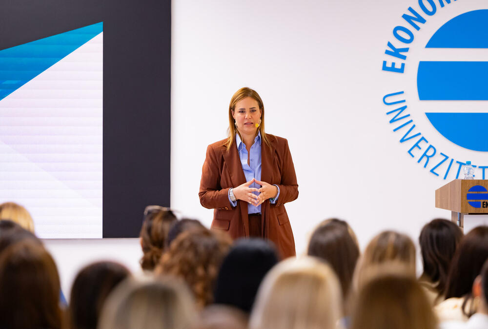 <p>Iz Asocijacije liderki Crne Gore (ALCG) je saopšteno da je u njihovoj organizaciji na Ekonomskom fakultetu u Podgorici održana edukativna radionica "Stil ostavlja utisak", posvećena poslovnom protokolu i stilu kao ključnim elementima savremenog liderstva</p>