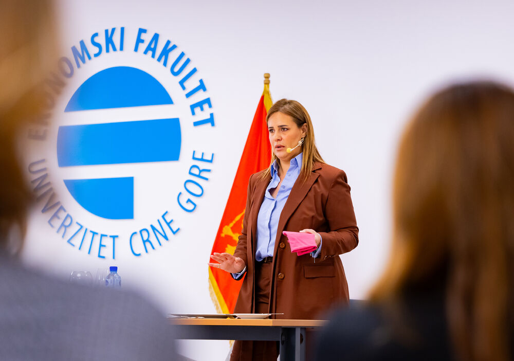 <p>Iz Asocijacije liderki Crne Gore (ALCG) je saopšteno da je u njihovoj organizaciji na Ekonomskom fakultetu u Podgorici održana edukativna radionica "Stil ostavlja utisak", posvećena poslovnom protokolu i stilu kao ključnim elementima savremenog liderstva</p>