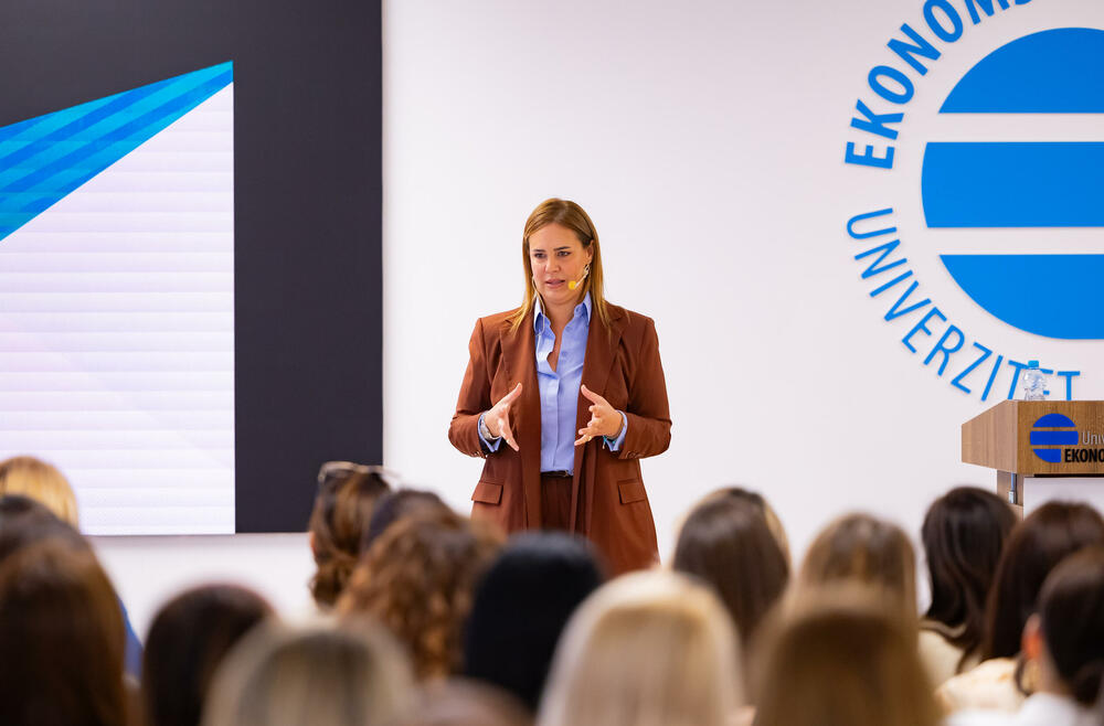 <p>Iz Asocijacije liderki Crne Gore (ALCG) je saopšteno da je u njihovoj organizaciji na Ekonomskom fakultetu u Podgorici održana edukativna radionica "Stil ostavlja utisak", posvećena poslovnom protokolu i stilu kao ključnim elementima savremenog liderstva</p>