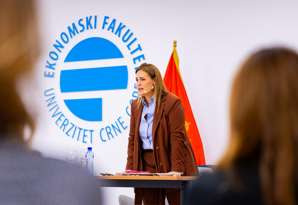 <p>Iz Asocijacije liderki Crne Gore (ALCG) je saopšteno da je u njihovoj organizaciji na Ekonomskom fakultetu u Podgorici održana edukativna radionica "Stil ostavlja utisak", posvećena poslovnom protokolu i stilu kao ključnim elementima savremenog liderstva</p>