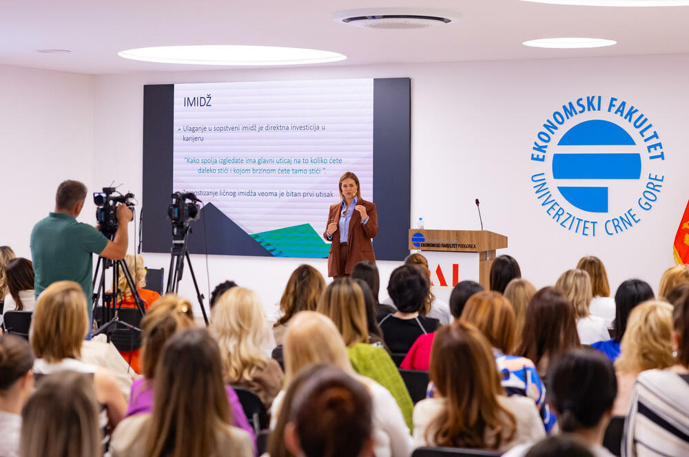 <p>Iz Asocijacije liderki Crne Gore (ALCG) je saopšteno da je u njihovoj organizaciji na Ekonomskom fakultetu u Podgorici održana edukativna radionica "Stil ostavlja utisak", posvećena poslovnom protokolu i stilu kao ključnim elementima savremenog liderstva</p>