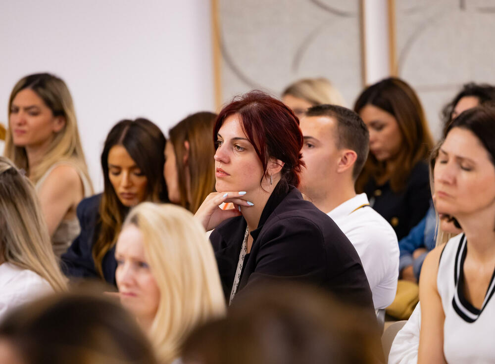 <p>Iz Asocijacije liderki Crne Gore (ALCG) je saopšteno da je u njihovoj organizaciji na Ekonomskom fakultetu u Podgorici održana edukativna radionica "Stil ostavlja utisak", posvećena poslovnom protokolu i stilu kao ključnim elementima savremenog liderstva</p>