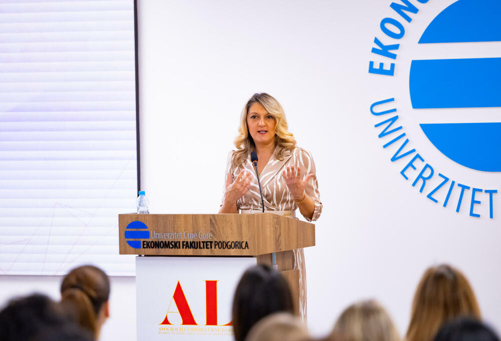 <p>Iz Asocijacije liderki Crne Gore (ALCG) je saopšteno da je u njihovoj organizaciji na Ekonomskom fakultetu u Podgorici održana edukativna radionica "Stil ostavlja utisak", posvećena poslovnom protokolu i stilu kao ključnim elementima savremenog liderstva</p>