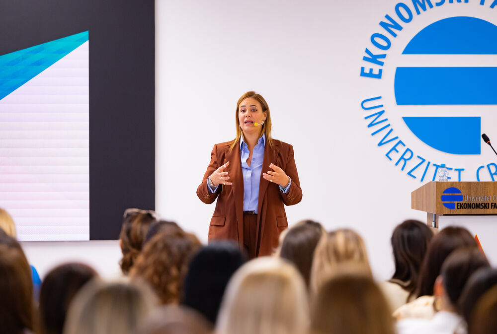 <p>Iz Asocijacije liderki Crne Gore (ALCG) je saopšteno da je u njihovoj organizaciji na Ekonomskom fakultetu u Podgorici održana edukativna radionica "Stil ostavlja utisak", posvećena poslovnom protokolu i stilu kao ključnim elementima savremenog liderstva</p>