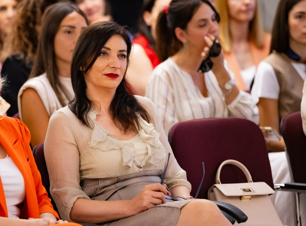 <p>Iz Asocijacije liderki Crne Gore (ALCG) je saopšteno da je u njihovoj organizaciji na Ekonomskom fakultetu u Podgorici održana edukativna radionica "Stil ostavlja utisak", posvećena poslovnom protokolu i stilu kao ključnim elementima savremenog liderstva</p>