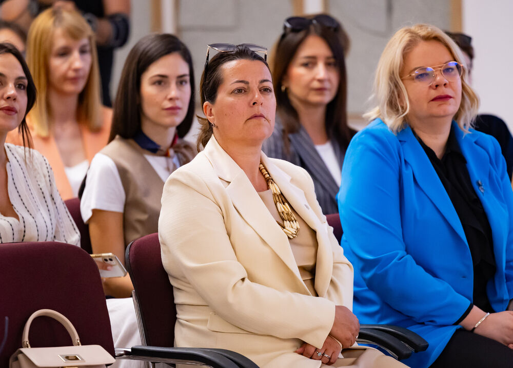 <p>Iz Asocijacije liderki Crne Gore (ALCG) je saopšteno da je u njihovoj organizaciji na Ekonomskom fakultetu u Podgorici održana edukativna radionica "Stil ostavlja utisak", posvećena poslovnom protokolu i stilu kao ključnim elementima savremenog liderstva</p>