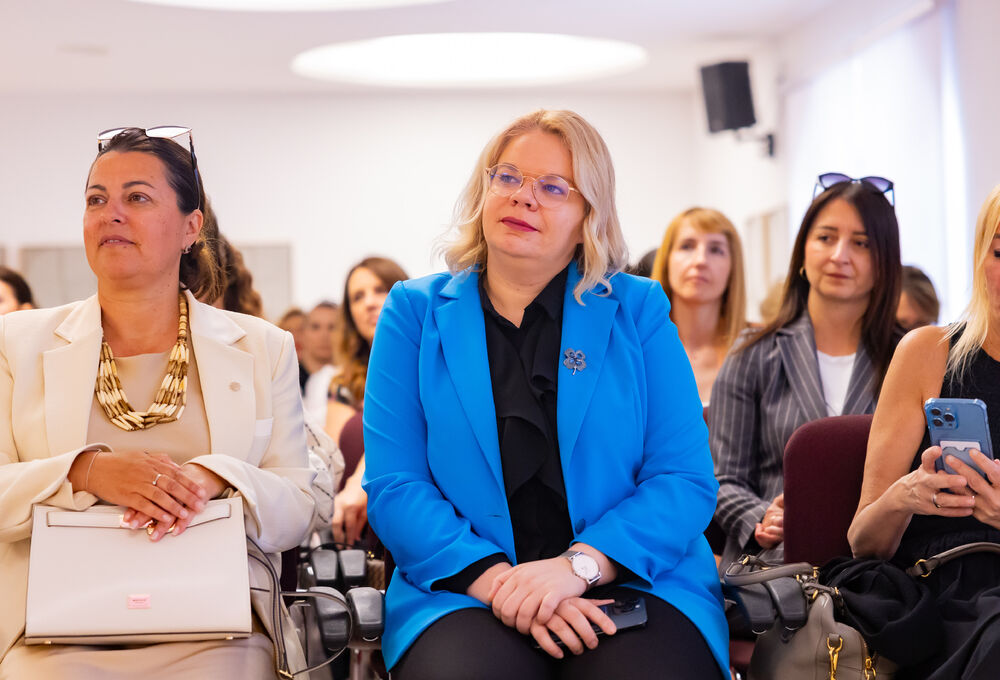 <p>Iz Asocijacije liderki Crne Gore (ALCG) je saopšteno da je u njihovoj organizaciji na Ekonomskom fakultetu u Podgorici održana edukativna radionica "Stil ostavlja utisak", posvećena poslovnom protokolu i stilu kao ključnim elementima savremenog liderstva</p>