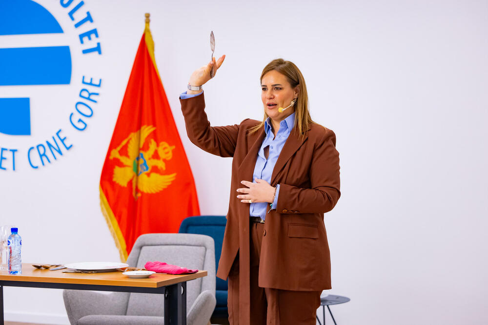 <p>Iz Asocijacije liderki Crne Gore (ALCG) je saopšteno da je u njihovoj organizaciji na Ekonomskom fakultetu u Podgorici održana edukativna radionica "Stil ostavlja utisak", posvećena poslovnom protokolu i stilu kao ključnim elementima savremenog liderstva</p>