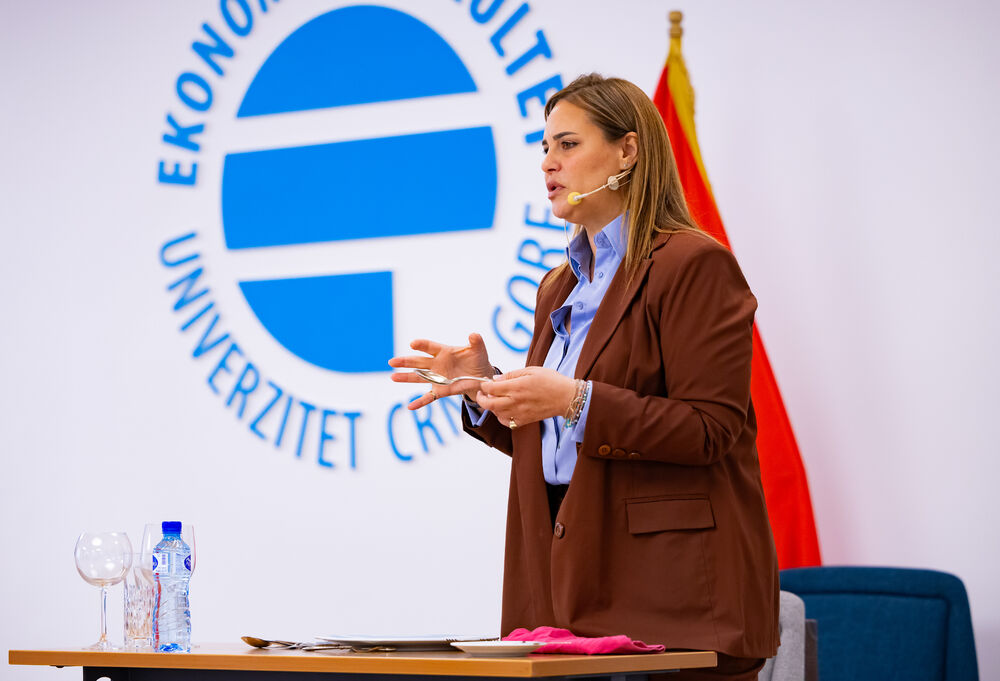 <p>Iz Asocijacije liderki Crne Gore (ALCG) je saopšteno da je u njihovoj organizaciji na Ekonomskom fakultetu u Podgorici održana edukativna radionica "Stil ostavlja utisak", posvećena poslovnom protokolu i stilu kao ključnim elementima savremenog liderstva</p>