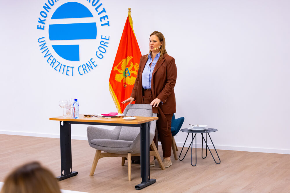 <p>Iz Asocijacije liderki Crne Gore (ALCG) je saopšteno da je u njihovoj organizaciji na Ekonomskom fakultetu u Podgorici održana edukativna radionica "Stil ostavlja utisak", posvećena poslovnom protokolu i stilu kao ključnim elementima savremenog liderstva</p>
