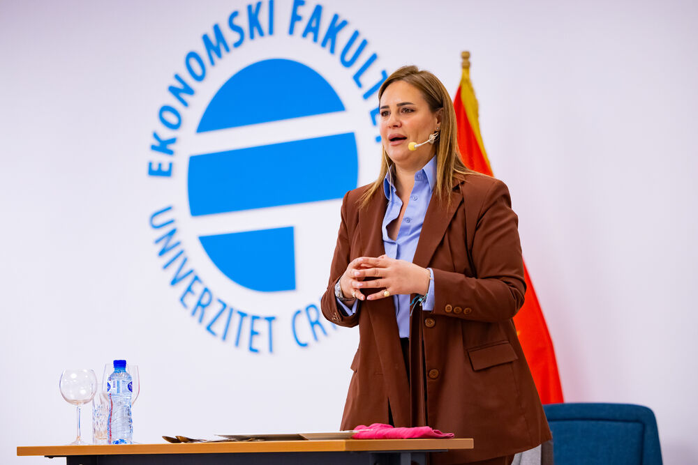 <p>Iz Asocijacije liderki Crne Gore (ALCG) je saopšteno da je u njihovoj organizaciji na Ekonomskom fakultetu u Podgorici održana edukativna radionica "Stil ostavlja utisak", posvećena poslovnom protokolu i stilu kao ključnim elementima savremenog liderstva</p>