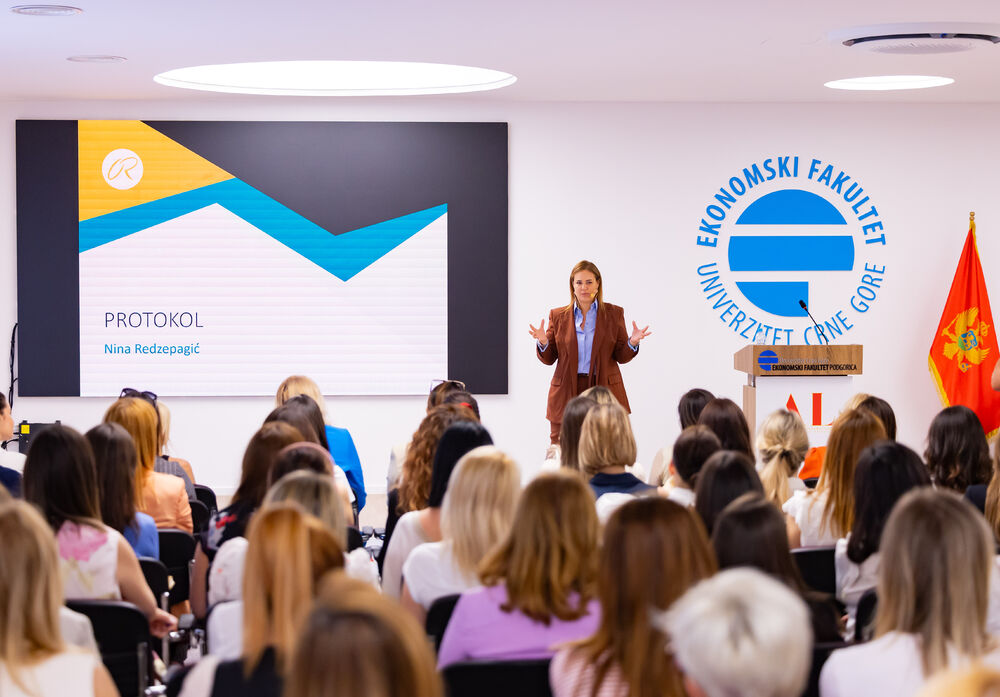 <p>Iz Asocijacije liderki Crne Gore (ALCG) je saopšteno da je u njihovoj organizaciji na Ekonomskom fakultetu u Podgorici održana edukativna radionica "Stil ostavlja utisak", posvećena poslovnom protokolu i stilu kao ključnim elementima savremenog liderstva</p>