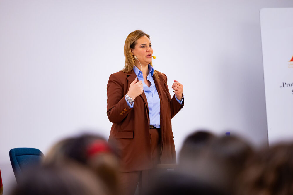 <p>Iz Asocijacije liderki Crne Gore (ALCG) je saopšteno da je u njihovoj organizaciji na Ekonomskom fakultetu u Podgorici održana edukativna radionica "Stil ostavlja utisak", posvećena poslovnom protokolu i stilu kao ključnim elementima savremenog liderstva</p>