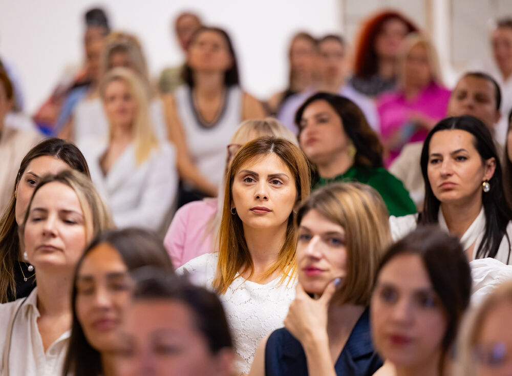 <p>Iz Asocijacije liderki Crne Gore (ALCG) je saopšteno da je u njihovoj organizaciji na Ekonomskom fakultetu u Podgorici održana edukativna radionica "Stil ostavlja utisak", posvećena poslovnom protokolu i stilu kao ključnim elementima savremenog liderstva</p>