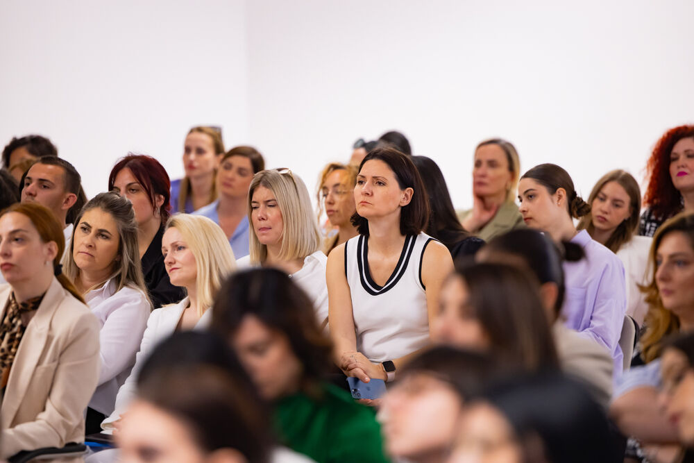 <p>Iz Asocijacije liderki Crne Gore (ALCG) je saopšteno da je u njihovoj organizaciji na Ekonomskom fakultetu u Podgorici održana edukativna radionica "Stil ostavlja utisak", posvećena poslovnom protokolu i stilu kao ključnim elementima savremenog liderstva</p>