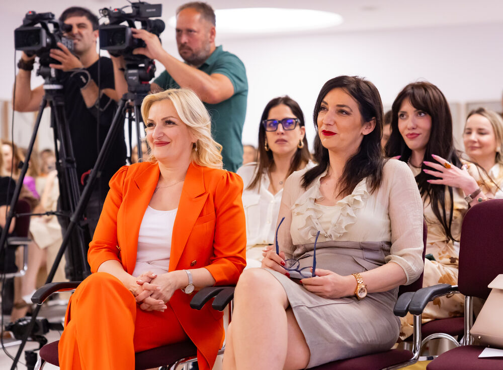 <p>Iz Asocijacije liderki Crne Gore (ALCG) je saopšteno da je u njihovoj organizaciji na Ekonomskom fakultetu u Podgorici održana edukativna radionica "Stil ostavlja utisak", posvećena poslovnom protokolu i stilu kao ključnim elementima savremenog liderstva</p>