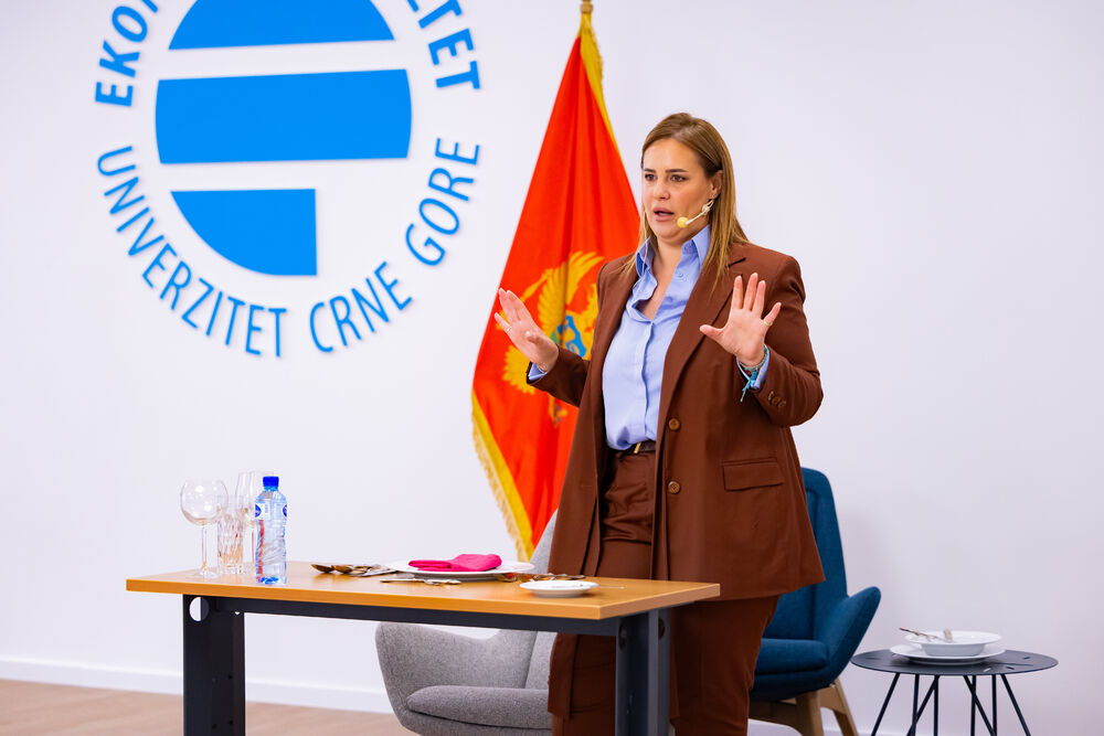 <p>Iz Asocijacije liderki Crne Gore (ALCG) je saopšteno da je u njihovoj organizaciji na Ekonomskom fakultetu u Podgorici održana edukativna radionica "Stil ostavlja utisak", posvećena poslovnom protokolu i stilu kao ključnim elementima savremenog liderstva</p>