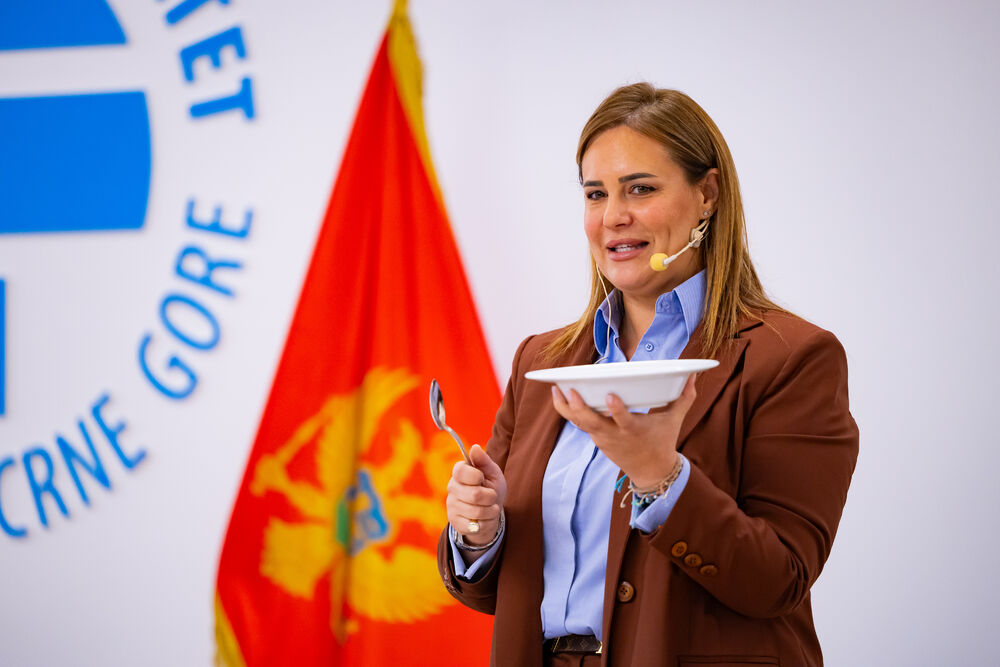 <p>Iz Asocijacije liderki Crne Gore (ALCG) je saopšteno da je u njihovoj organizaciji na Ekonomskom fakultetu u Podgorici održana edukativna radionica "Stil ostavlja utisak", posvećena poslovnom protokolu i stilu kao ključnim elementima savremenog liderstva</p>