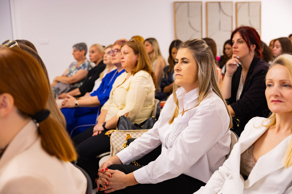 <p>Iz Asocijacije liderki Crne Gore (ALCG) je saopšteno da je u njihovoj organizaciji na Ekonomskom fakultetu u Podgorici održana edukativna radionica "Stil ostavlja utisak", posvećena poslovnom protokolu i stilu kao ključnim elementima savremenog liderstva</p>