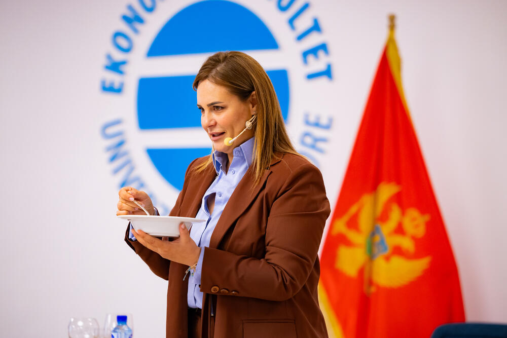 <p>Iz Asocijacije liderki Crne Gore (ALCG) je saopšteno da je u njihovoj organizaciji na Ekonomskom fakultetu u Podgorici održana edukativna radionica "Stil ostavlja utisak", posvećena poslovnom protokolu i stilu kao ključnim elementima savremenog liderstva</p>