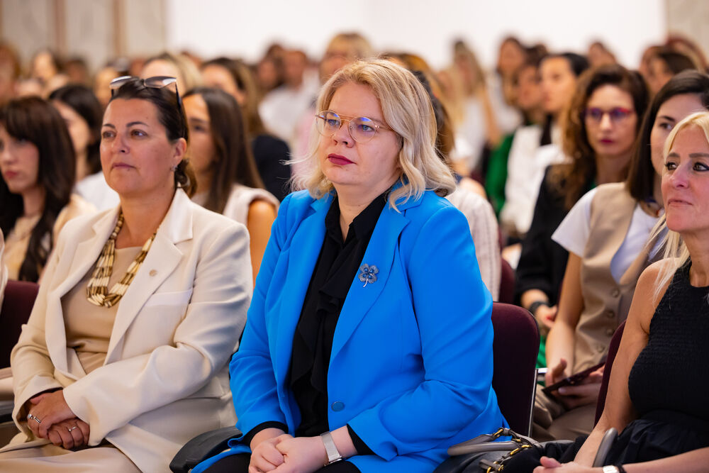 <p>Iz Asocijacije liderki Crne Gore (ALCG) je saopšteno da je u njihovoj organizaciji na Ekonomskom fakultetu u Podgorici održana edukativna radionica "Stil ostavlja utisak", posvećena poslovnom protokolu i stilu kao ključnim elementima savremenog liderstva</p>