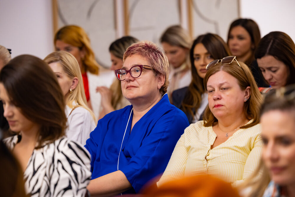 <p>Iz Asocijacije liderki Crne Gore (ALCG) je saopšteno da je u njihovoj organizaciji na Ekonomskom fakultetu u Podgorici održana edukativna radionica "Stil ostavlja utisak", posvećena poslovnom protokolu i stilu kao ključnim elementima savremenog liderstva</p>