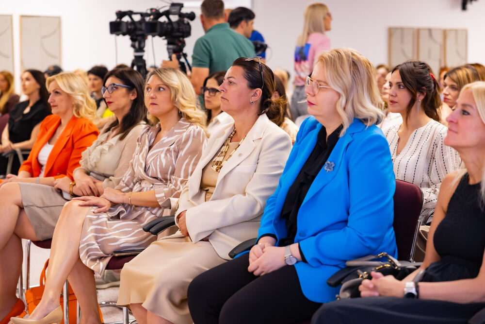 <p>Iz Asocijacije liderki Crne Gore (ALCG) je saopšteno da je u njihovoj organizaciji na Ekonomskom fakultetu u Podgorici održana edukativna radionica "Stil ostavlja utisak", posvećena poslovnom protokolu i stilu kao ključnim elementima savremenog liderstva</p>