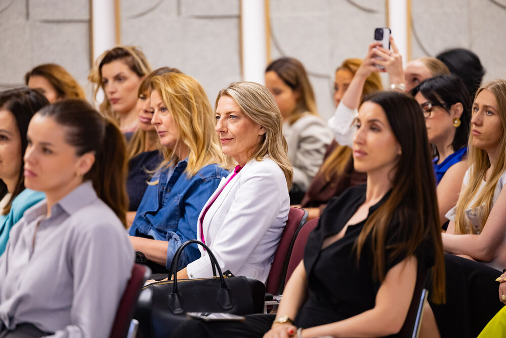 <p>Iz Asocijacije liderki Crne Gore (ALCG) je saopšteno da je u njihovoj organizaciji na Ekonomskom fakultetu u Podgorici održana edukativna radionica "Stil ostavlja utisak", posvećena poslovnom protokolu i stilu kao ključnim elementima savremenog liderstva</p>