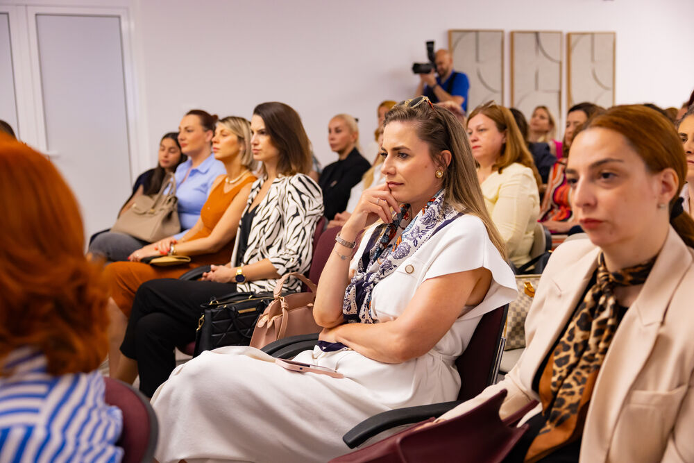 <p>Iz Asocijacije liderki Crne Gore (ALCG) je saopšteno da je u njihovoj organizaciji na Ekonomskom fakultetu u Podgorici održana edukativna radionica "Stil ostavlja utisak", posvećena poslovnom protokolu i stilu kao ključnim elementima savremenog liderstva</p>