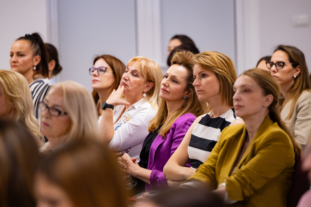<p>Iz Asocijacije liderki Crne Gore (ALCG) je saopšteno da je u njihovoj organizaciji na Ekonomskom fakultetu u Podgorici održana edukativna radionica "Stil ostavlja utisak", posvećena poslovnom protokolu i stilu kao ključnim elementima savremenog liderstva</p>