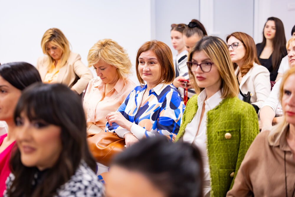 <p>Iz Asocijacije liderki Crne Gore (ALCG) je saopšteno da je u njihovoj organizaciji na Ekonomskom fakultetu u Podgorici održana edukativna radionica "Stil ostavlja utisak", posvećena poslovnom protokolu i stilu kao ključnim elementima savremenog liderstva</p>