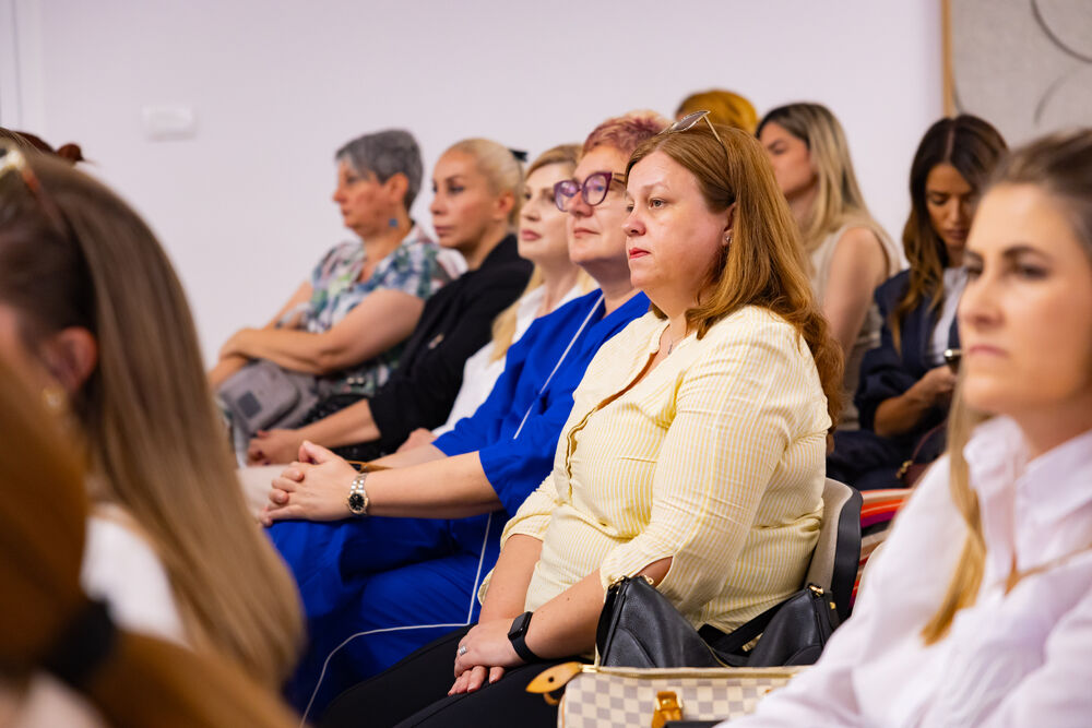 <p>Iz Asocijacije liderki Crne Gore (ALCG) je saopšteno da je u njihovoj organizaciji na Ekonomskom fakultetu u Podgorici održana edukativna radionica "Stil ostavlja utisak", posvećena poslovnom protokolu i stilu kao ključnim elementima savremenog liderstva</p>