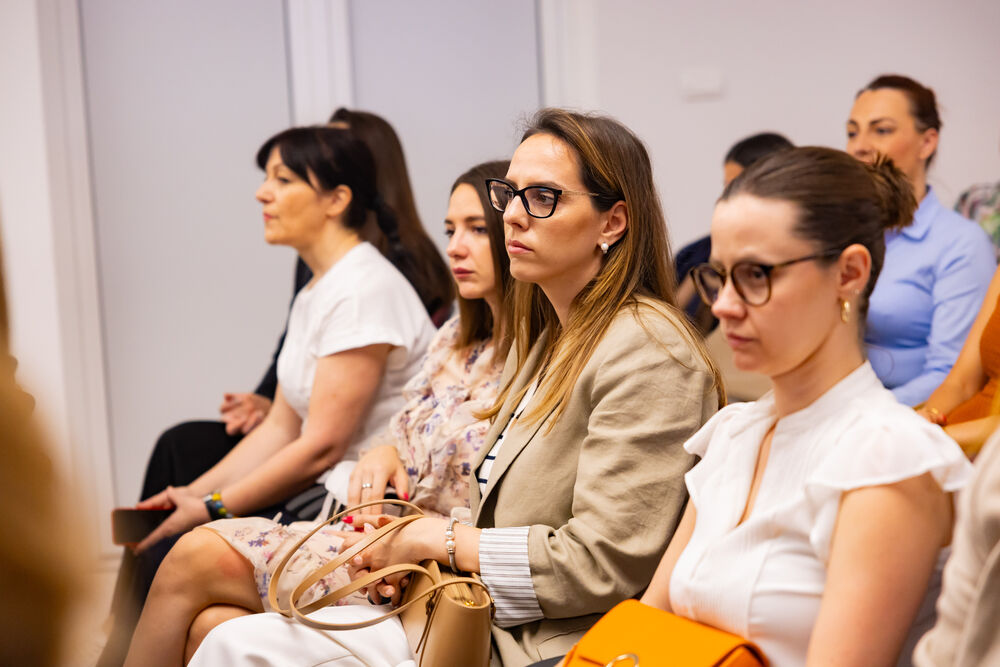 <p>Iz Asocijacije liderki Crne Gore (ALCG) je saopšteno da je u njihovoj organizaciji na Ekonomskom fakultetu u Podgorici održana edukativna radionica "Stil ostavlja utisak", posvećena poslovnom protokolu i stilu kao ključnim elementima savremenog liderstva</p>