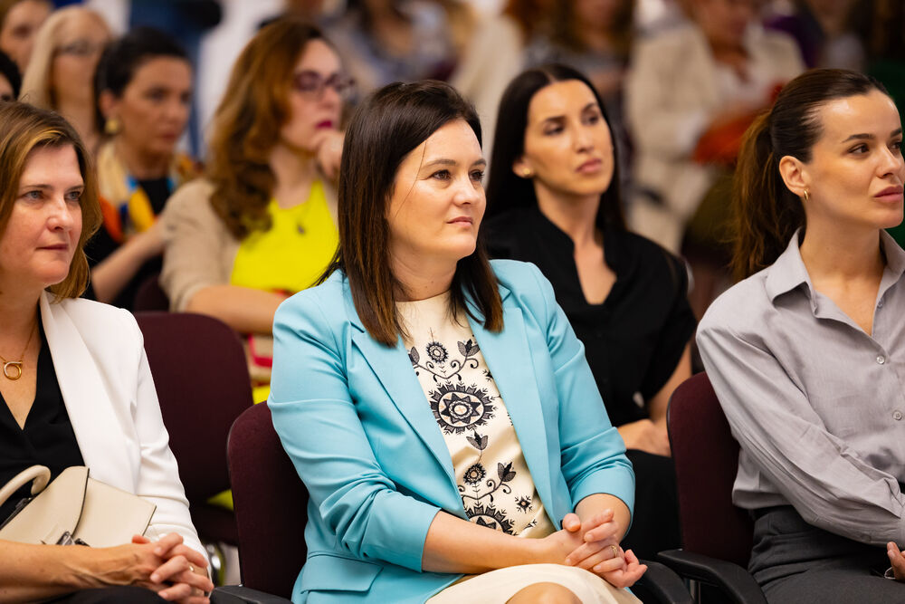 <p>Iz Asocijacije liderki Crne Gore (ALCG) je saopšteno da je u njihovoj organizaciji na Ekonomskom fakultetu u Podgorici održana edukativna radionica "Stil ostavlja utisak", posvećena poslovnom protokolu i stilu kao ključnim elementima savremenog liderstva</p>