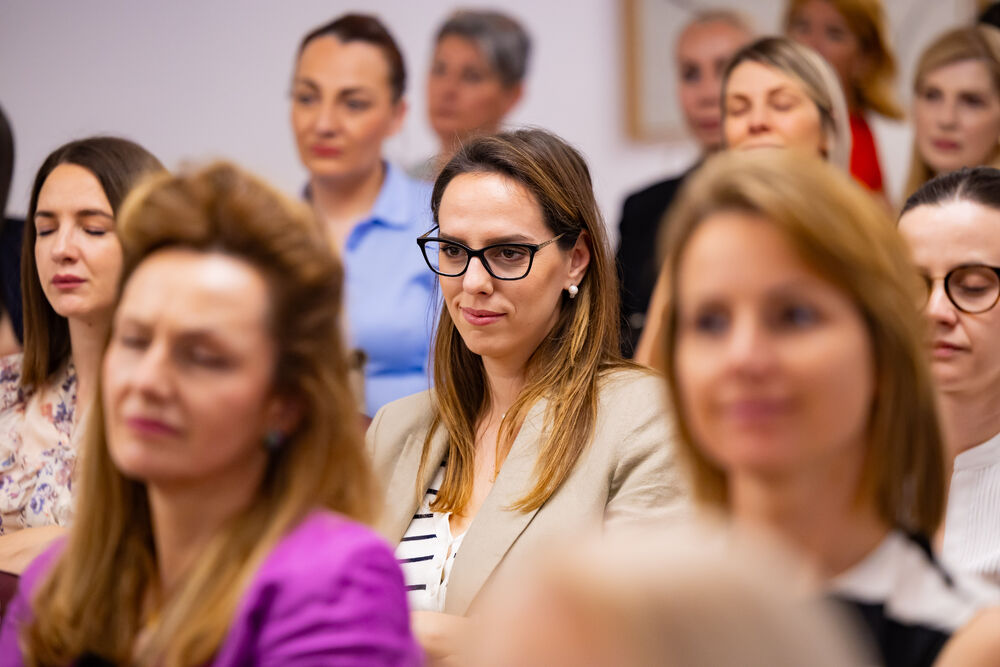 <p>Iz Asocijacije liderki Crne Gore (ALCG) je saopšteno da je u njihovoj organizaciji na Ekonomskom fakultetu u Podgorici održana edukativna radionica "Stil ostavlja utisak", posvećena poslovnom protokolu i stilu kao ključnim elementima savremenog liderstva</p>