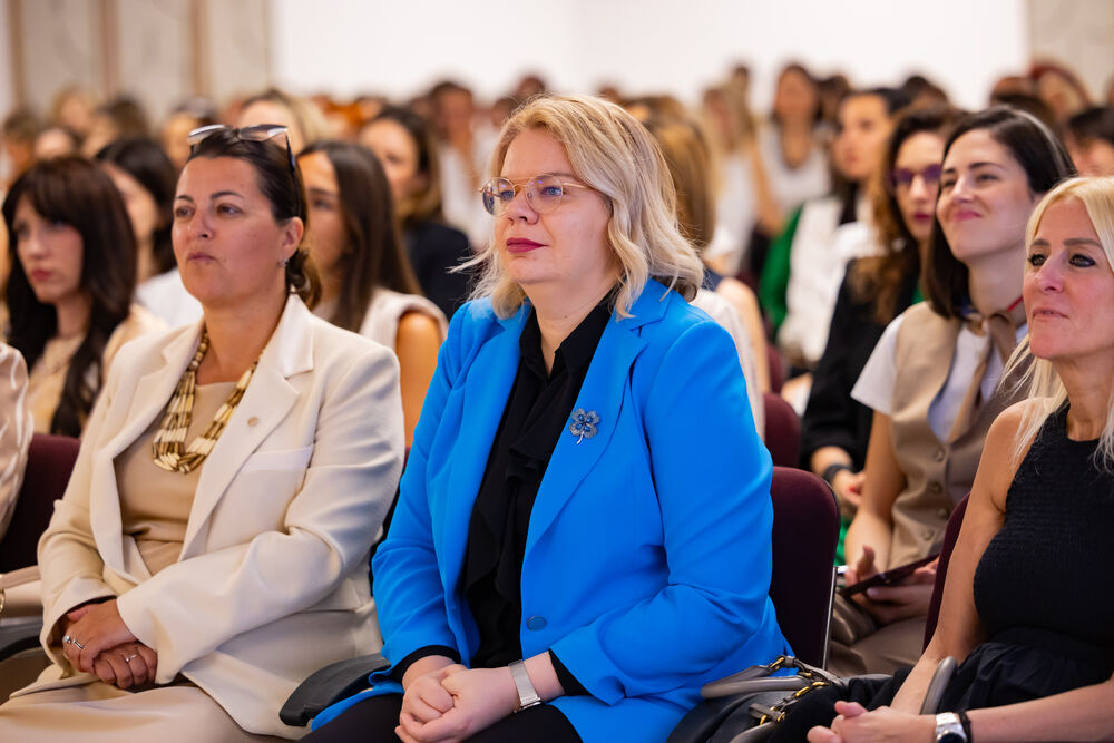 <p>Iz Asocijacije liderki Crne Gore (ALCG) je saopšteno da je u njihovoj organizaciji na Ekonomskom fakultetu u Podgorici održana edukativna radionica "Stil ostavlja utisak", posvećena poslovnom protokolu i stilu kao ključnim elementima savremenog liderstva</p>